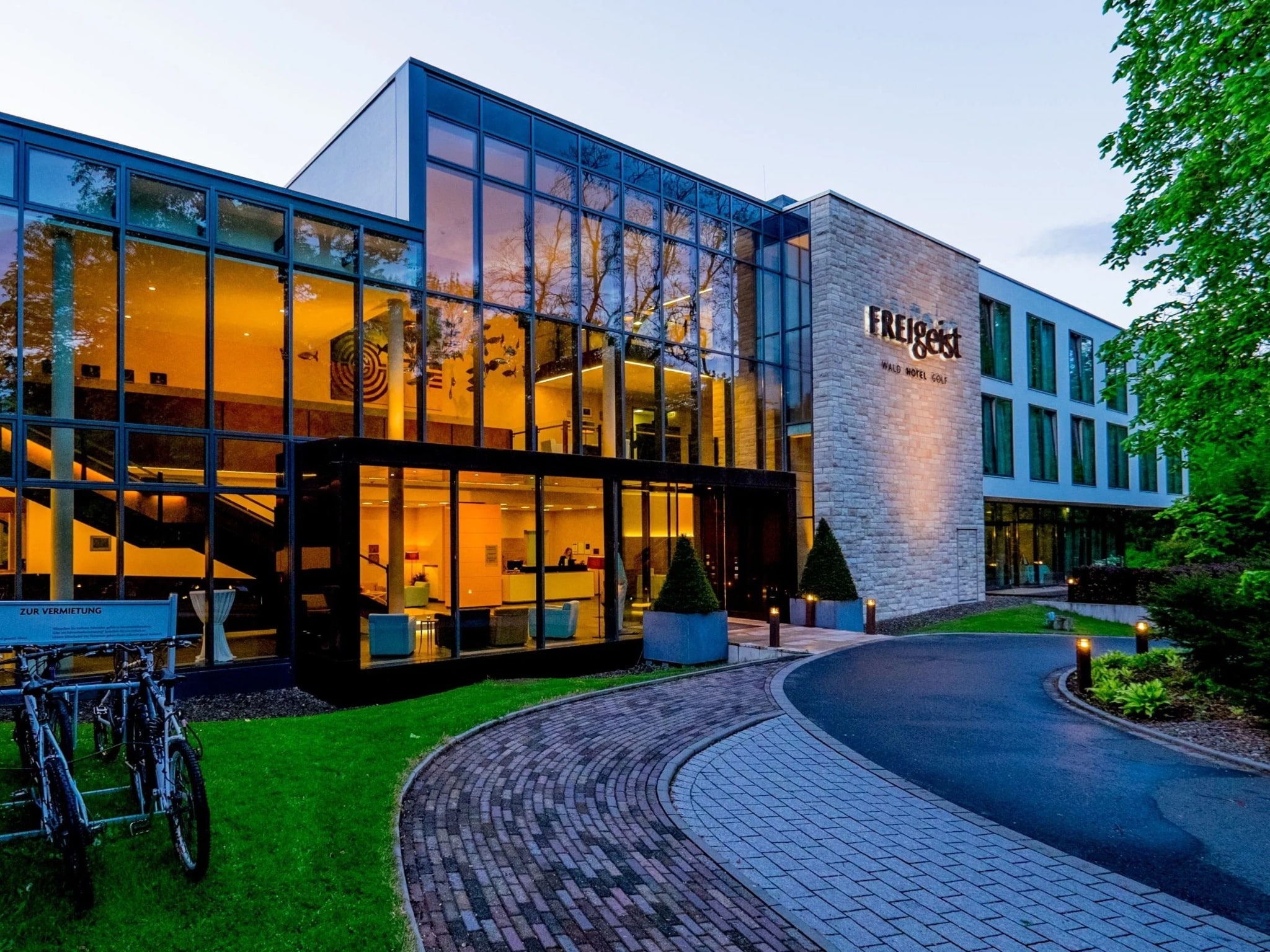 Außenansicht des Waldhotels FREIgeist Northeim bei Abendlicht
