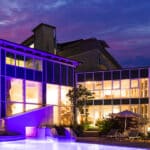 Außenpool mit stimmungsvoller Beleuchtung im Hotel Frankenland