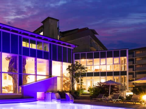 Außenpool mit stimmungsvoller Beleuchtung im Hotel Frankenland