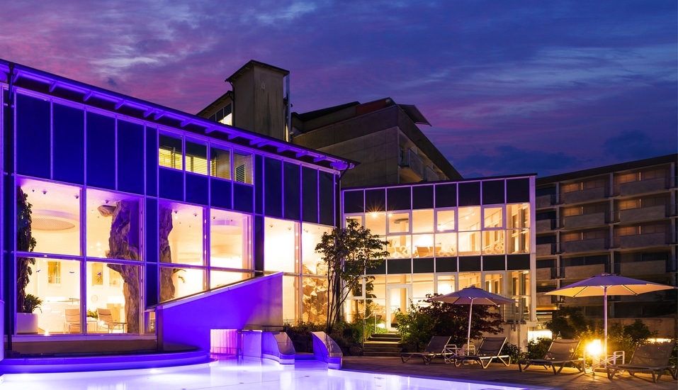 Außenpool mit stimmungsvoller Beleuchtung im Hotel Frankenland