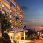 Beleuchteter Hoteleingang des Hotel Frankenland an Silvester