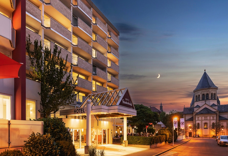 Beleuchteter Hoteleingang des Hotel Frankenland an Silvester