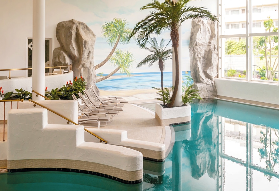 Indoor-Pool mit tropischem Flair im Hotel Frankenland an Silvester