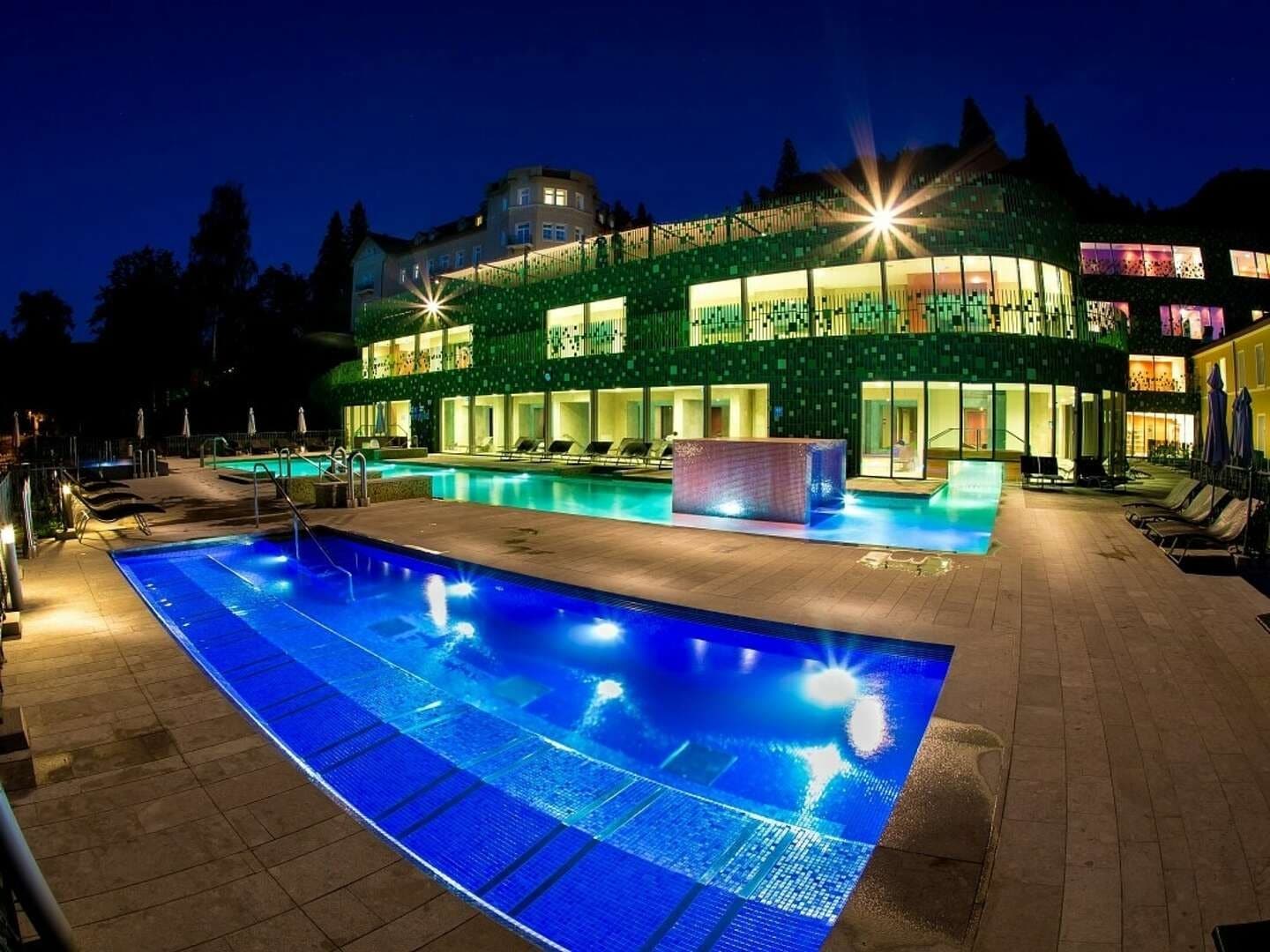 Außenansicht mit Pool im Hotel Rimski dvor zu Silvester