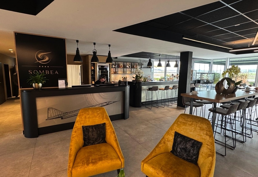 Rezeption und stilvolle Bar des Hotel Sombea Donaueschingen