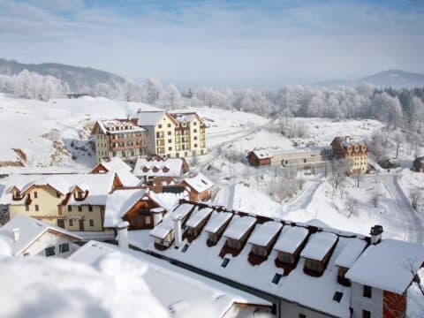 Winterliche Aussicht auf das Naturhotel Steinschaler Dörfl zu Silvester