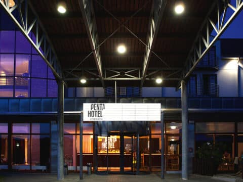 Eingangsbereich vom Pentahotel Eisenach festlich beleuchtet zu Silvester