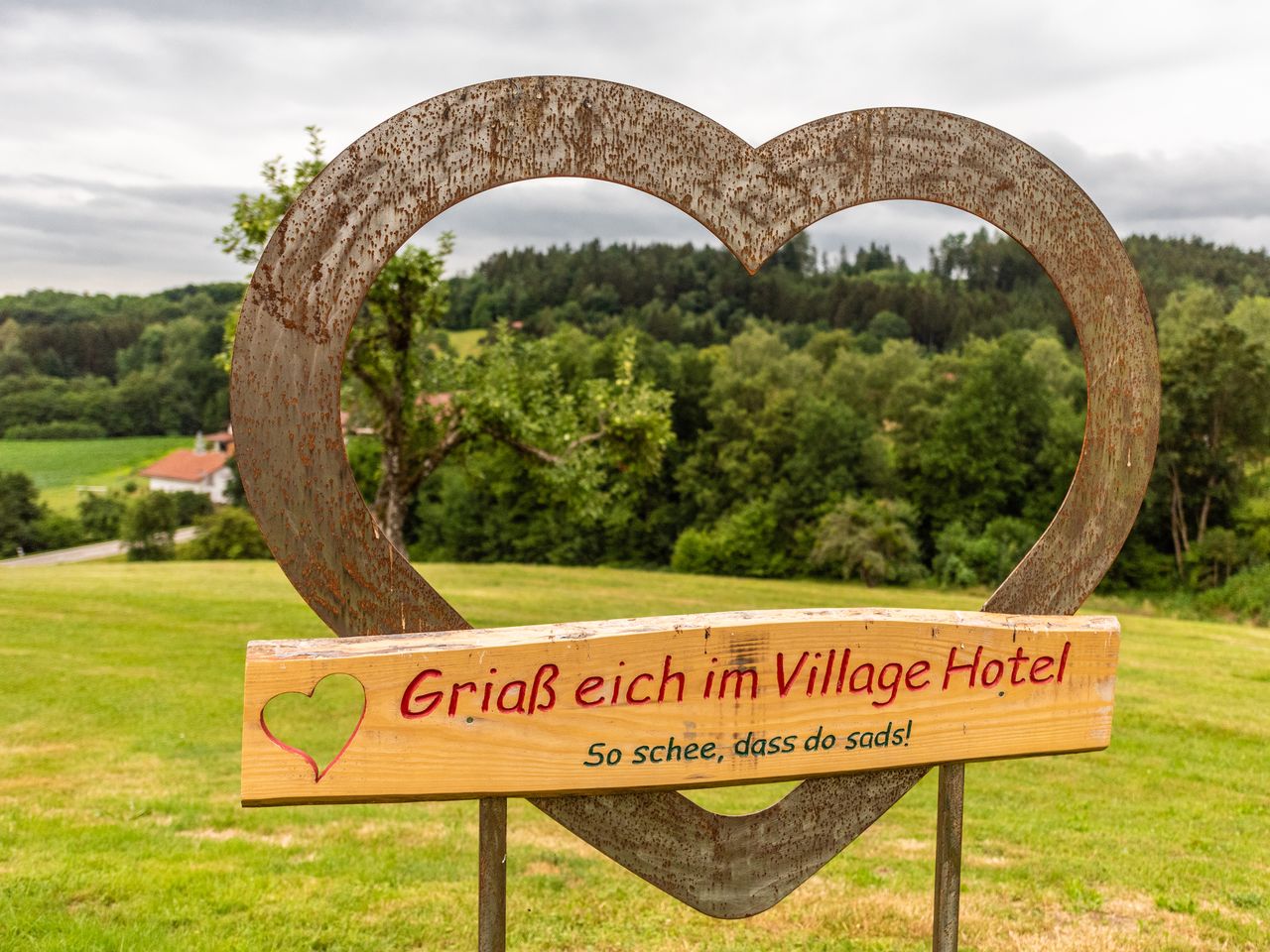 Begrüßungsschild im Herzen des Village Hotel Bayerischer Wald