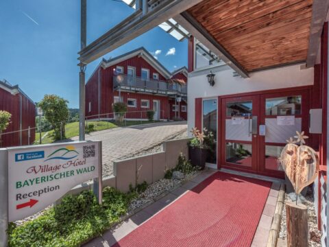 Haupteingang mit Rezeption des Village Hotel Bayerischer Wald