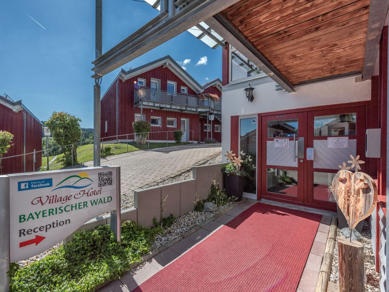 Haupteingang mit Rezeption des Village Hotel Bayerischer Wald