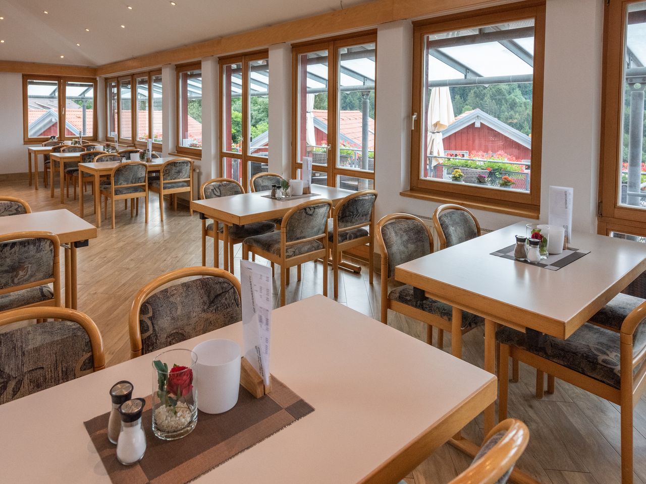 Heller Speisesaal im Village Hotel Bayerischer Wald