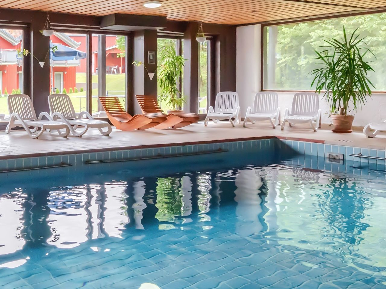 Hallenbad mit Liegen im Village Hotel Bayerischer Wald