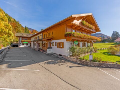 Außenansicht des Wander- & Landhotels Gabriele mit alpenländischer Architektur und festlicher Atmosphäre