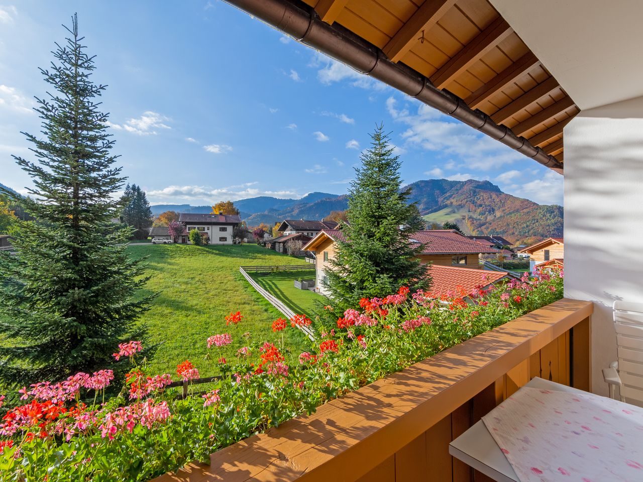 Blick vom Balkon des Wander- & Landhotels Gabriele auf die Chiemgauer Alpen – Silvester mit herrlicher Naturkulisse