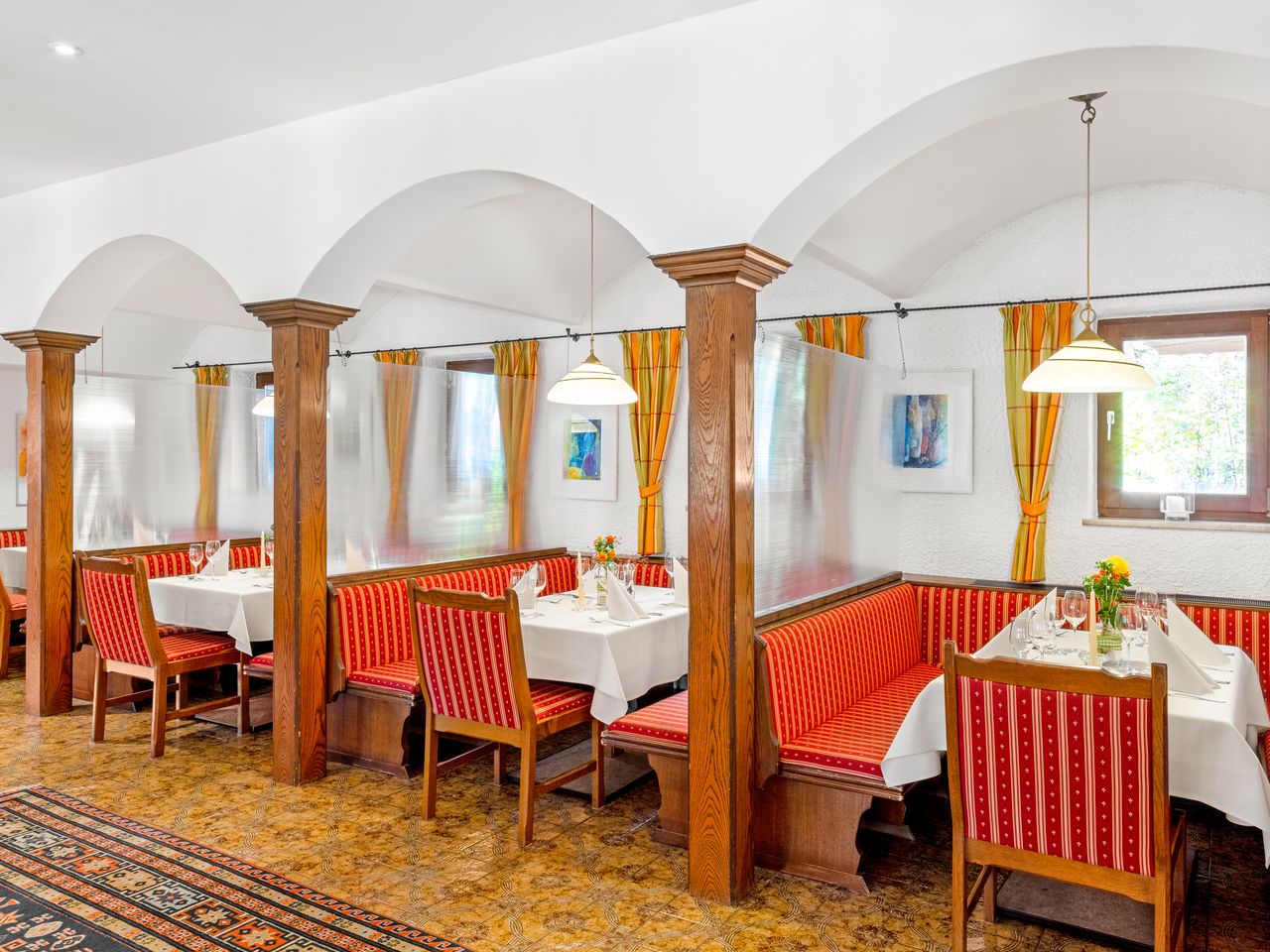 Festlich gedeckte Tische in der eleganten Stube des Wander- & Landhotels Gabriele – Perfekte Kulisse für Ihr Silvester-Dinner