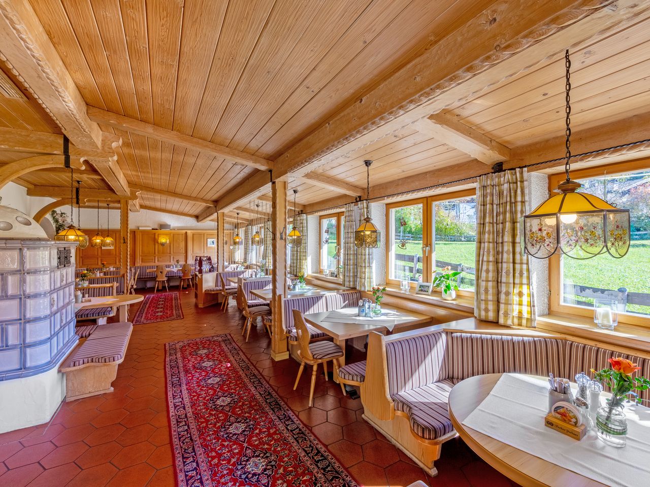 Rustikale, helle Gaststube mit Panoramablick – Ideal für einen genussvollen Silvesterabend im Wander- & Landhotel Gabriele