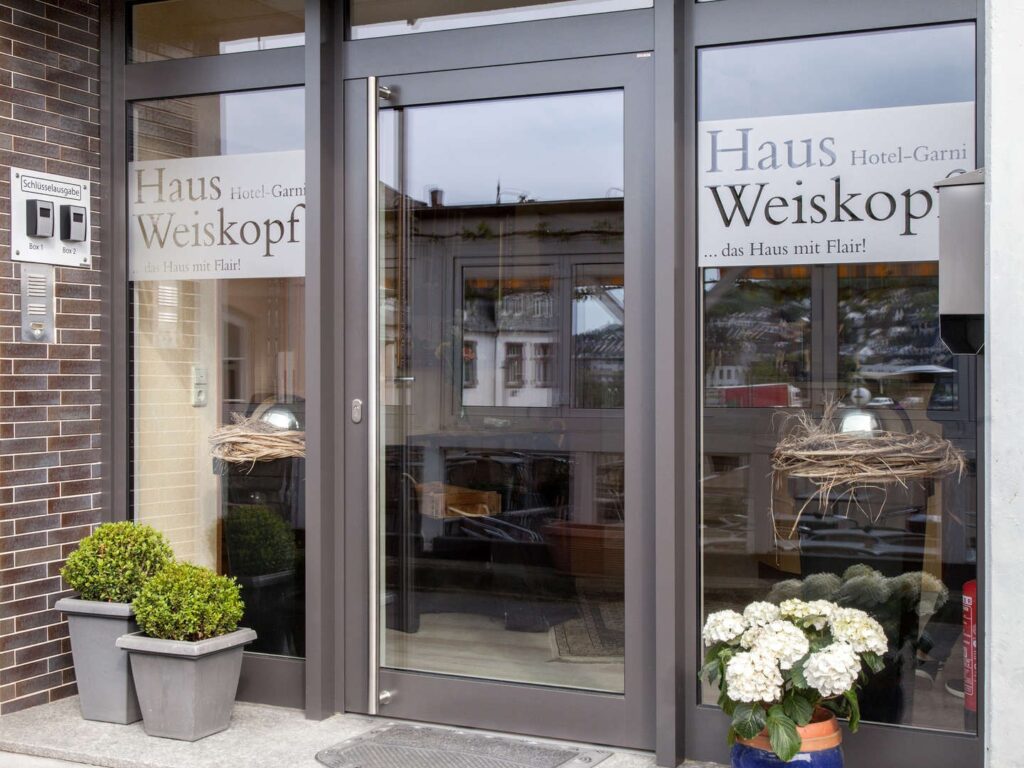 Hoteleingang des Moselhotel Weiskopf in Bernkastel-Kues zu Silvester 2025 in Rheinland-Pfalz.