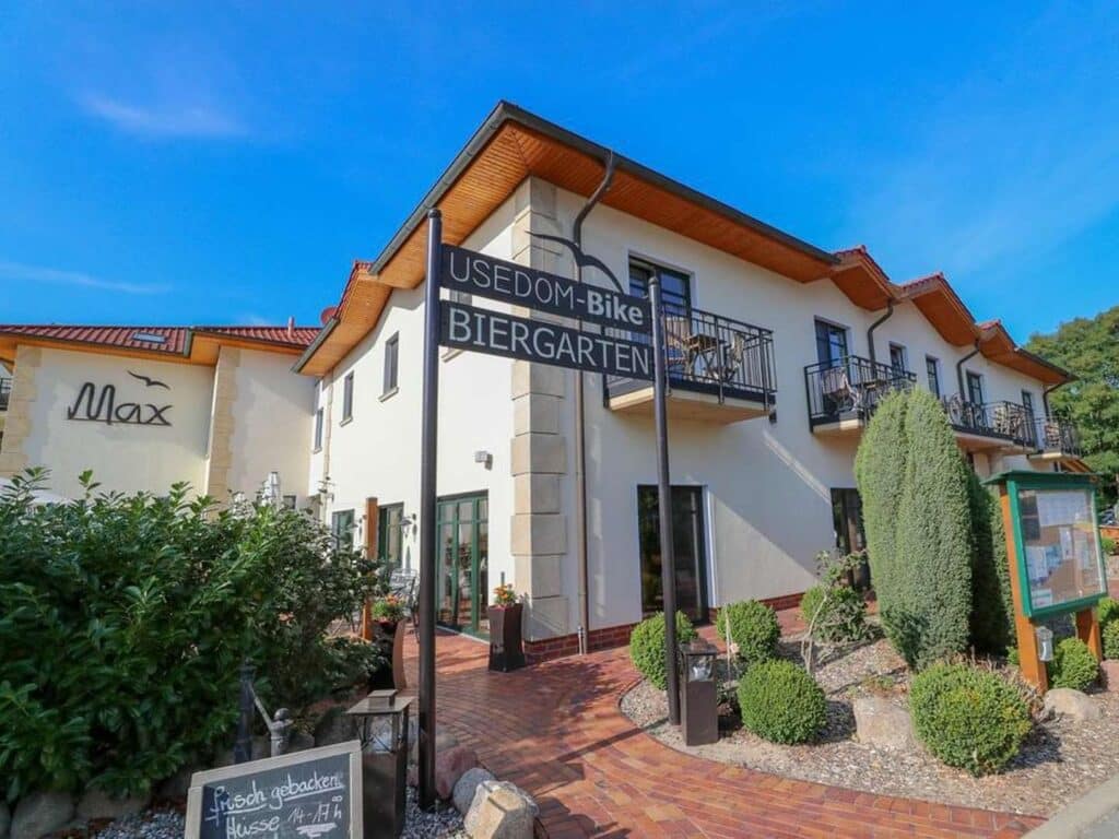 Eingang und Biergarten des Usedom Bike-Hotel & Suites zu Silvester 2025 auf Usedom