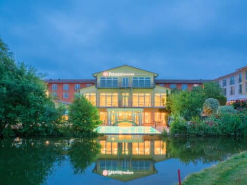 Stimmungsvolle Frontansicht des Best Western Premier Castanea Resort Hotels in der Lüneburger Heide