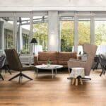 Moderner Lounge-Bereich im Scotty + Paul Hotel Deggendorf mit Blick auf den Donaupark