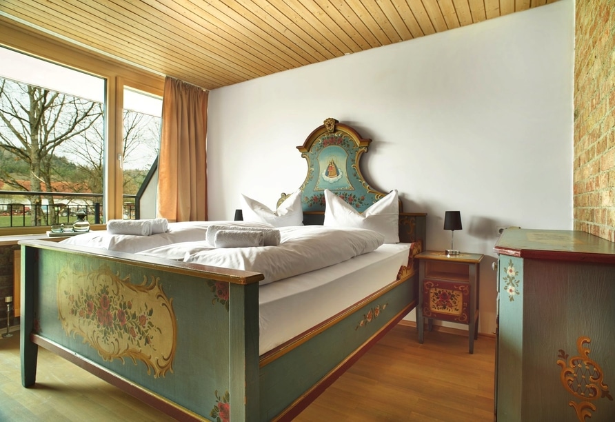 Stilvolles traditionelles Zimmer im Das Dreiburgensee Naturhotel für Silvester