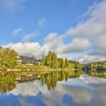 Das Dreiburgensee Naturhotel mit Blick auf den idyllischen Dreiburgensee für Silvester