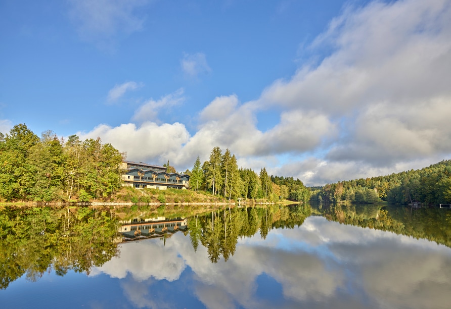 Das Dreiburgensee Naturhotel mit Blick auf den idyllischen Dreiburgensee für Silvester