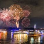 Silvesterfeuerwerk über dem Rhein mit beleuchteten Schiffen, IntercityHotel Bonn als Gastgeber