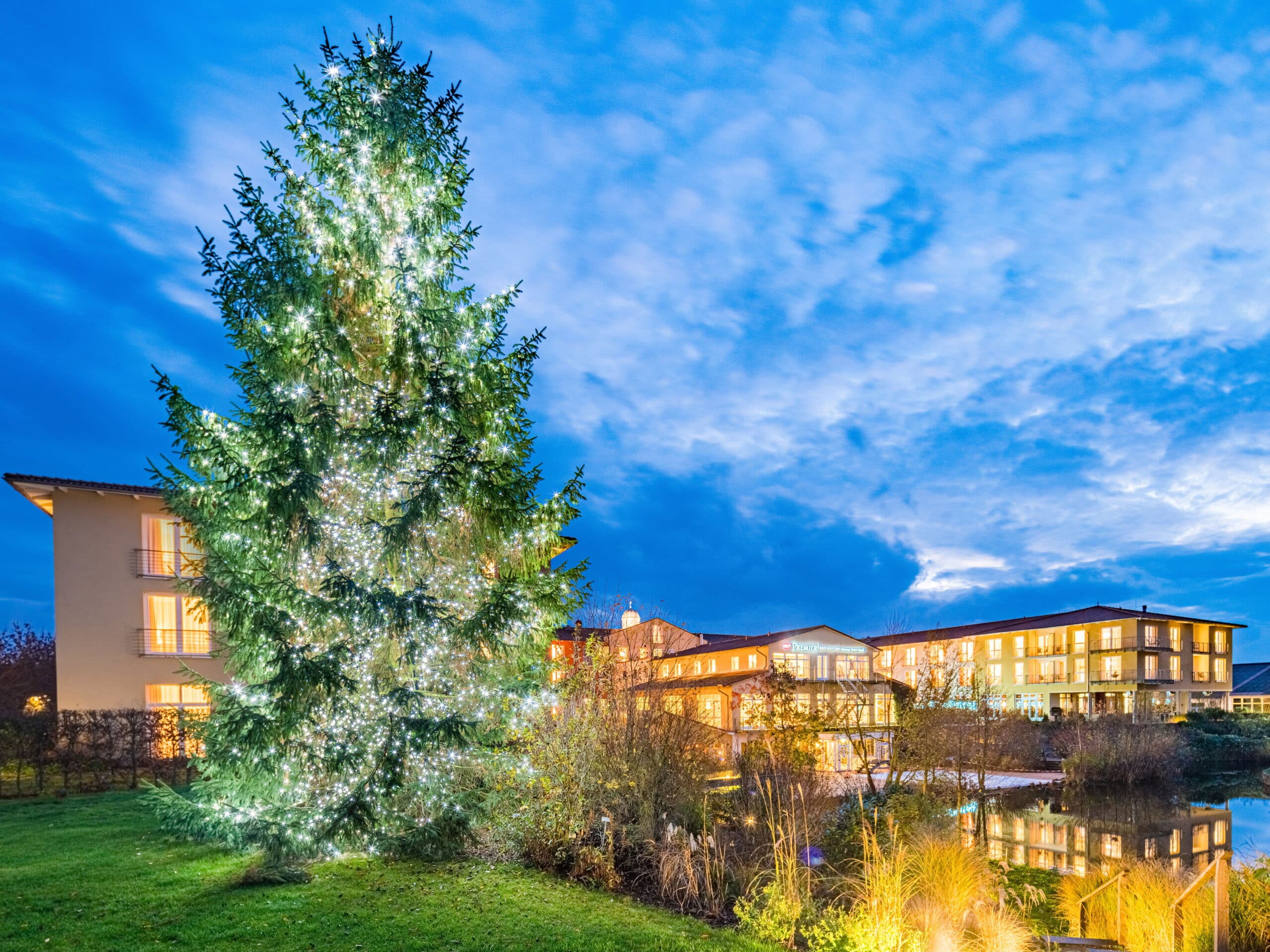 Festlich geschmückter Weihnachtsbaum vor dem Best Western Premier Castanea Resort Hotel zu Silvester
