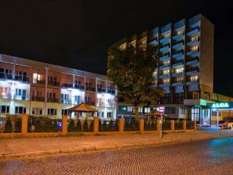 Außenansicht des Alga Baltic Resort bei Nacht zu Silvester