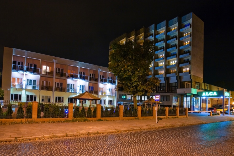Außenansicht des Alga Baltic Resort bei Nacht zu Silvester