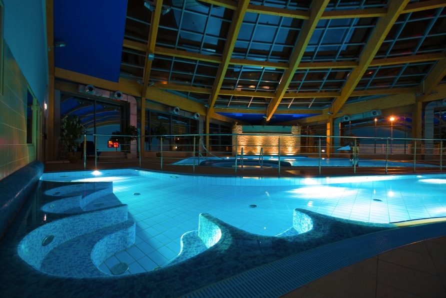 Modernes Hallenbad im Alga Baltic Resort für Silvesterurlaub
