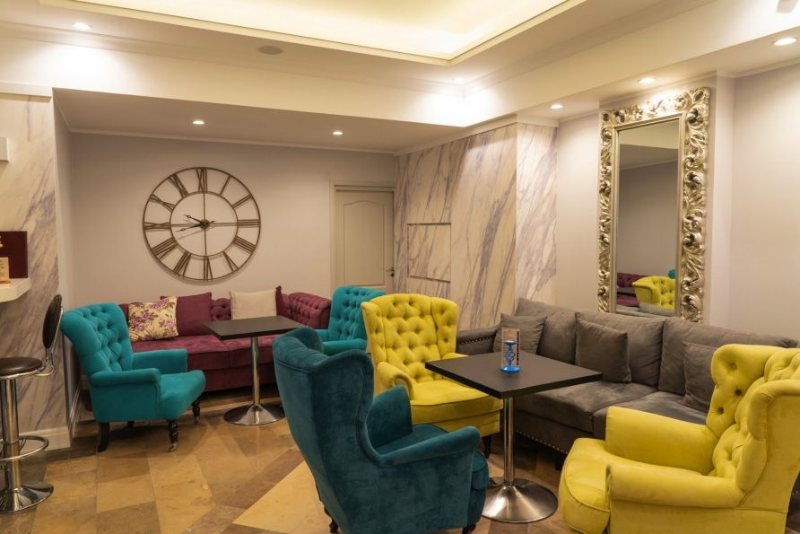Farbige Lounge im Alga Baltic Resort für entspannte Silvesterabende