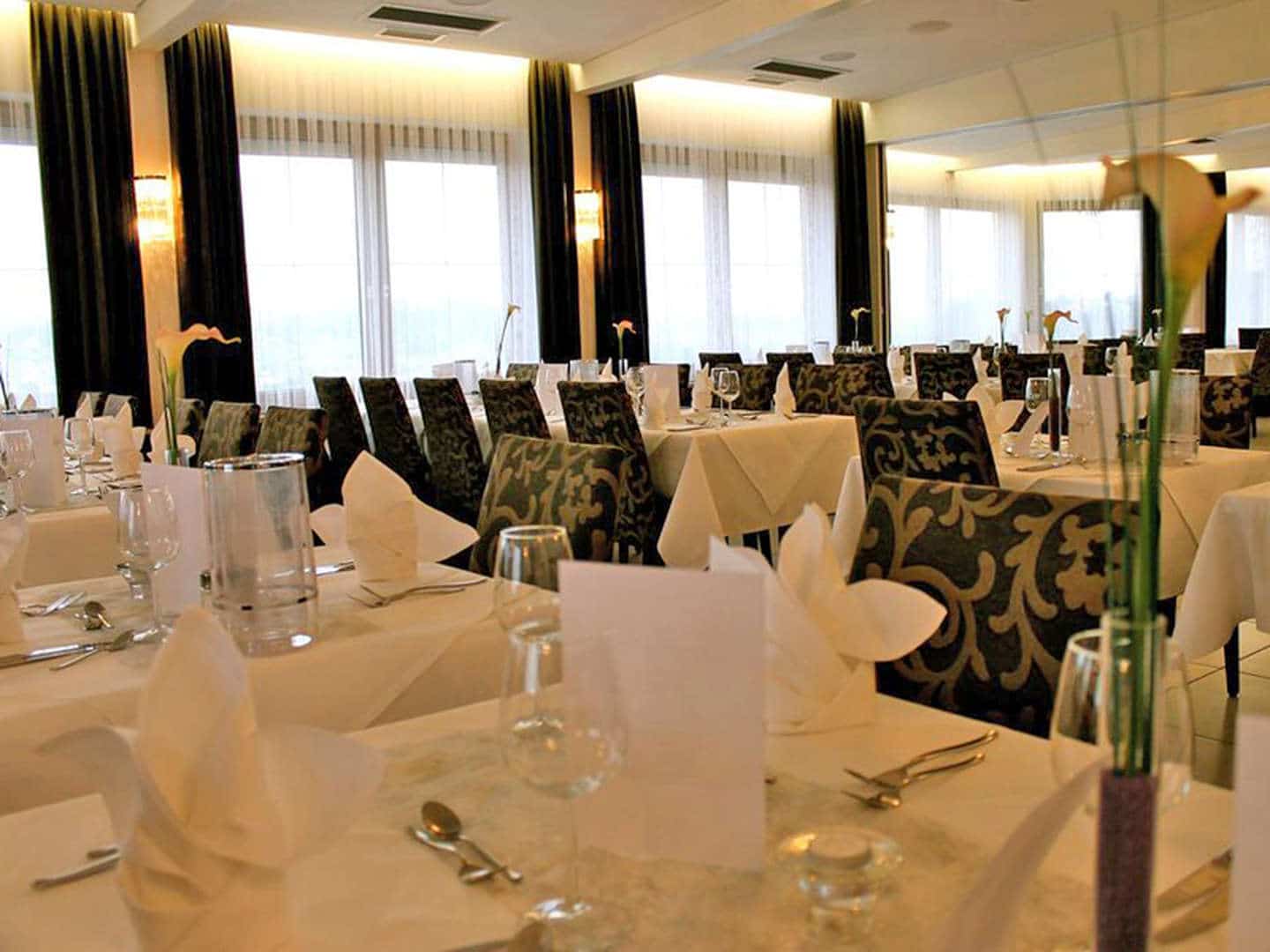 Der festlich dekorierte Saal im Restaurant Christkindlwirt für die exklusive Silvestergala 2024