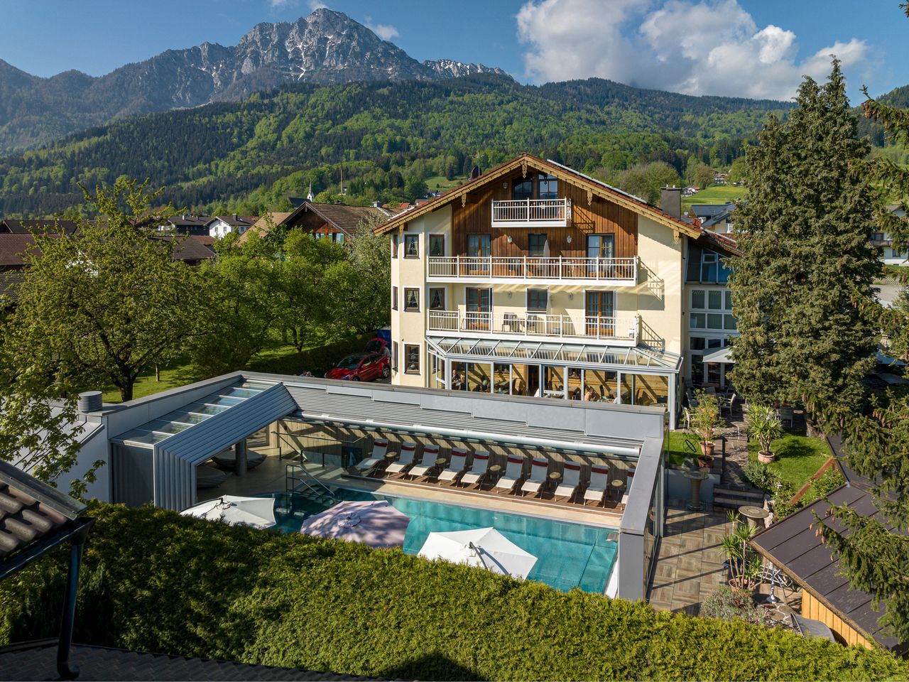 Traumhafte Außenansicht des Wellness-und Landhotel Prinz mit Blick auf die verschneiten Alpen