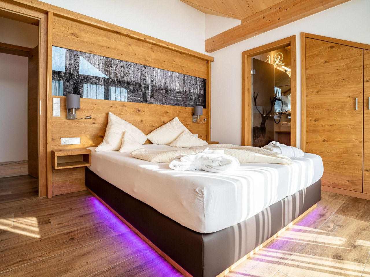 Gemütliches Hotelzimmer im Wellness-und Landhotel Prinz mit Holzausstattung und stimmungsvoller Beleuchtung
