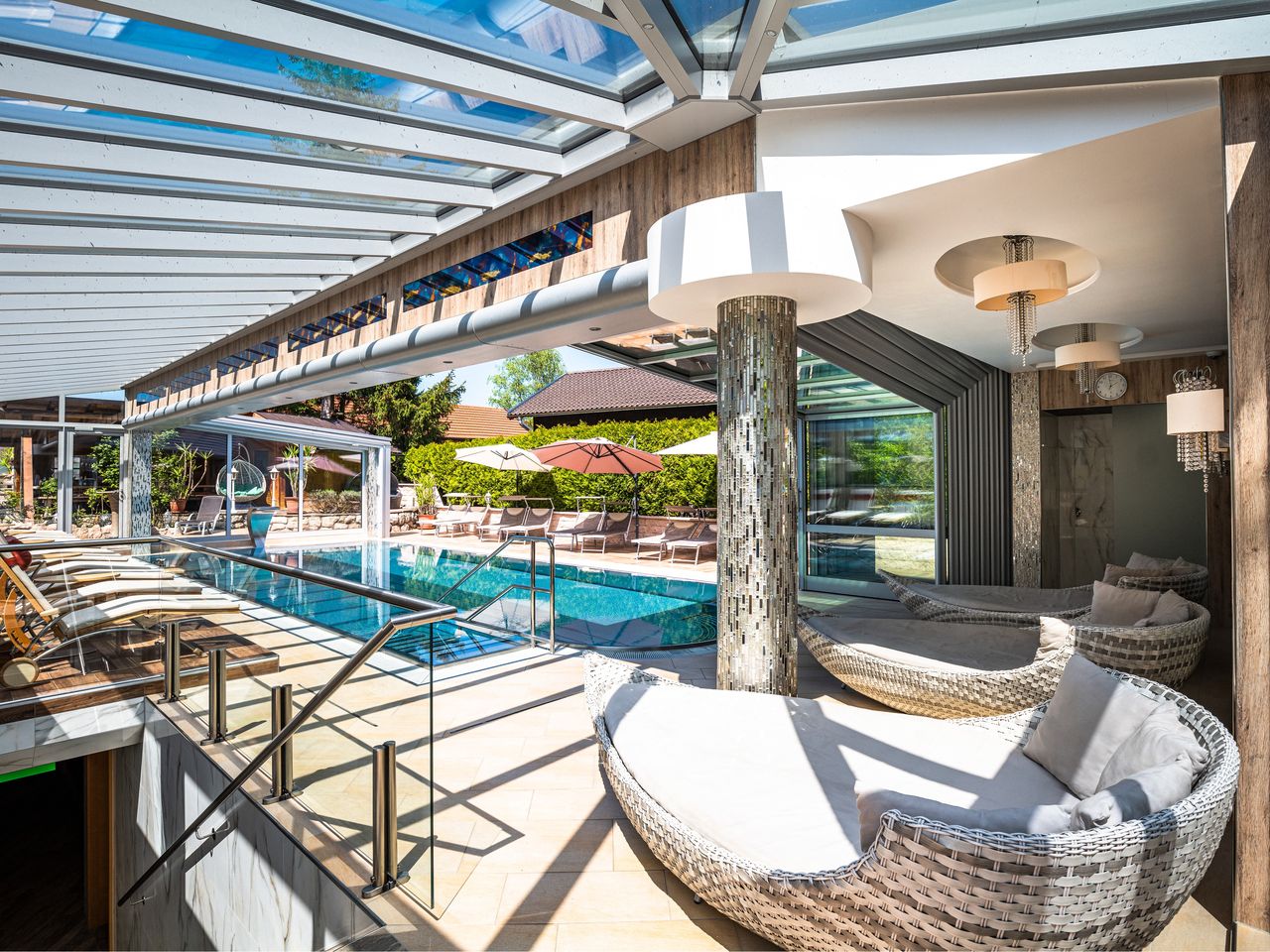 Exklusiver Indoor-Wellnessbereich mit Cabrio-Pool und Relax-Lounge im Wellness-und Landhotel Prinz