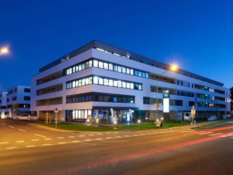 Außenansicht des Vitus Steyr Hotel & SPA Suites bei Nacht, perfekt für den Jahreswechsel 2024