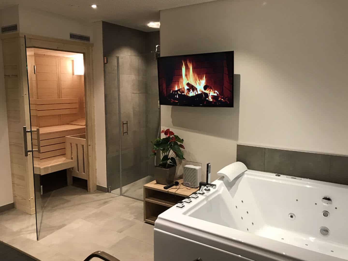 Whirlpool und Sauna im Vitus Steyr Hotel & SPA Suites, perfekt für erholsame Silvestertage