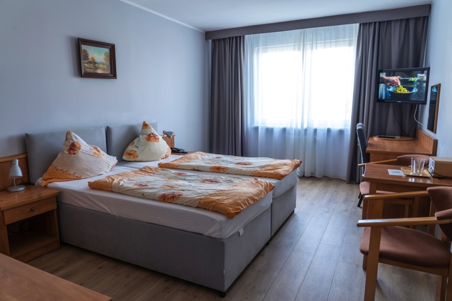 Modern eingerichtetes Zimmer im Alga Baltic Resort zu Silvester