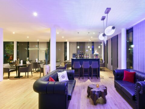 Stilvolle Bar im AMEDIA Luxury Suites Graz, perfekt für entspannte Silvester-Abende.