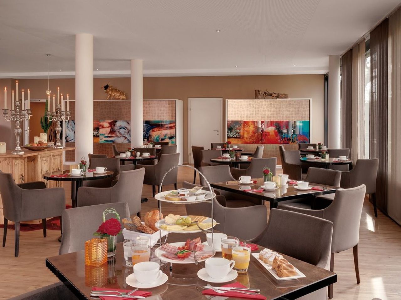 Frühstücksbereich im AMEDIA Luxury Suites Graz mit stilvoller Einrichtung, ideal für Silvester-Aufenthalt.