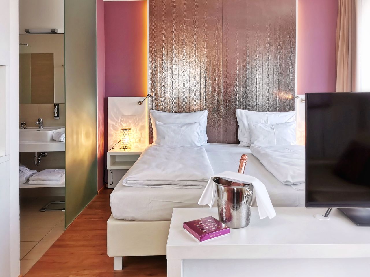 Elegante Suite im AMEDIA Luxury Suites Graz mit Champagner, perfekt für Silvester-Gäste.