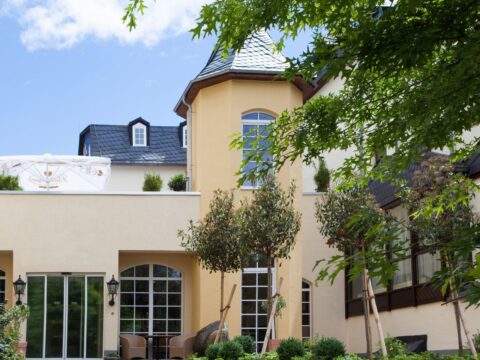 Außenansicht des Ringhotel Nassau Oranien in Hadamar, umgeben von malerischer Natur, ideal für Silvester