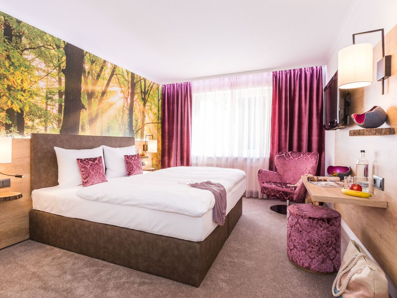 Stilvoll eingerichtetes Doppelzimmer im TRIHOTEL Rostock mit Waldmotiv