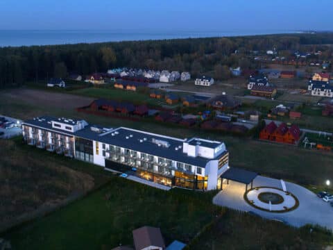 Außenansicht des Hotel Mielenko & Spa bei Nacht mit idyllischer Lage an der polnischen Ostsee, perfekt für Silvesterfeiern.