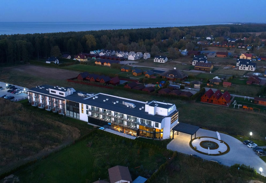 Außenansicht des Hotel Mielenko & Spa bei Nacht mit idyllischer Lage an der polnischen Ostsee, perfekt für Silvesterfeiern.