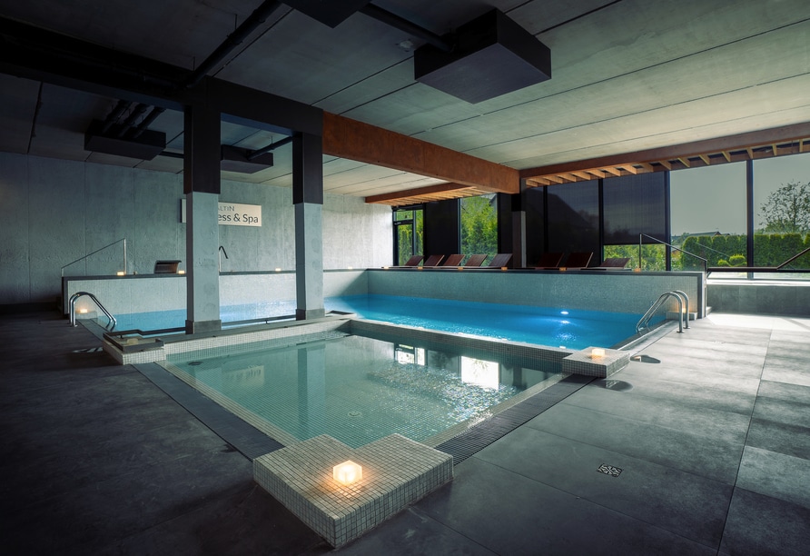 Moderner Poolbereich im Hotel Mielenko & Spa, ideal für Entspannung während des Silvesterurlaubs.