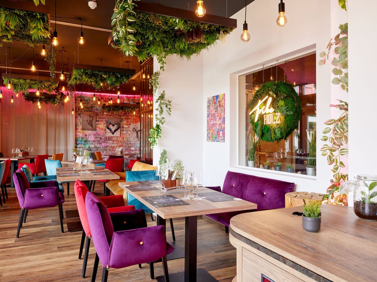 Modernes Restaurant Tribeholz im TRIHOTEL Rostock mit bunter Einrichtung