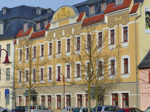 Außenansicht des Hotel Goldner Löwe in Bad Köstritz, perfekt für Silvesterreisen